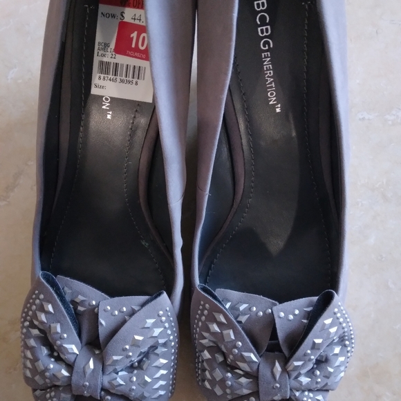 NWT-BCBG grey sued slip-on w/ embellished bow & small wedged heel. - Picture 4 of 5